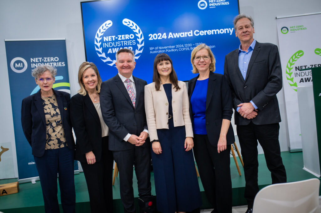 A group photo: From left to right: Prof. Karen Scrivener (EPFL, Switzerland), Cathy Mann (Cemex, Mexico), Chris Bowen MP (Australian Minister for Climate Change and Energy), Dr. Gloria Lizeth Diaz Arenas (Australia's national winner in the "Young Talents" category), Leonore Gewessler (Austrian Minister for Climate Protection), Philip Hodgson (Calix Ltd, Australia). (© BMK / Cajetan Perwein)